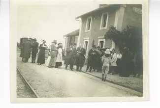 photographie de groupe, où l'on reconnaît au centre, de gauche à droite, Francis Vielé-Griffin (chapeau melon, tête baissée, pipe), Paul Desjardins (chapeau melon, de profil), Edmund Gosse (de face, chapeau à la main) et André Gide, avec chapeau et tenant