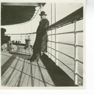 photographie d’André Gide, accoudé sur le pont d'un bateau dans l'Adriatique, lors de son voyage avec Henri Ghéon et Aline Mayrisch en Turquie et en Grèce, avril-mai 1914