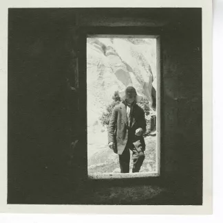 photographie d’André Gide, debout dans l’encadrement d’une porte, à Sileh, mai 1914