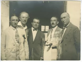 photographie de groupe avec, de droite à gauche, André Gide, le libraire Marcel Tournier, le docteur Chioselli, le docteur Étienne Burnet et le docteur Renard, chez l'avocat Me Paul Piétri, septembre 1926
