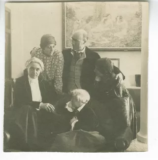 photographie de groupe réunissant, de gauche à droite, Aline Mayrisch, sa fille Andrée Mayrisch, André Gide, Maria Van Rysselberghe (assise devant Gide) et sa fille Élisabeth Van Rysselberghe, chez les Mayrisch à Dudelange, Pâques 1919