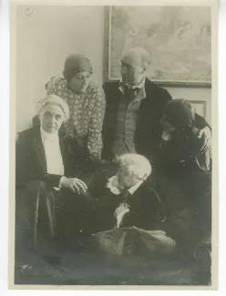 photographie de groupe réunissant, de gauche à droite, Aline Mayrisch, sa fille Andrée Mayrisch, André Gide, Maria Van Rysselberghe (assise devant Gide) et sa fille Élisabeth Van Rysselberghe, chez les Mayrisch à Dudelange, Pâques 1919