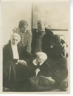 photographie de groupe réunissant, de gauche à droite, Aline Mayrisch, sa fille Andrée Mayrisch, André Gide, Maria Van Rysselberghe (assise devant Gide) et sa fille Élisabeth Van Rysselberghe, chez les Mayrisch à Dudelange, Pâques 1919