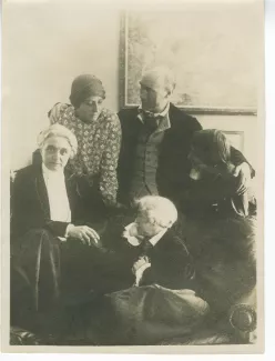 photographie de groupe réunissant, de gauche à droite, Aline Mayrisch, sa fille Andrée Mayrisch, André Gide, Maria Van Rysselberghe (assise devant Gide) et sa fille Élisabeth Van Rysselberghe, chez les Mayrisch à Dudelange, Pâques 1919