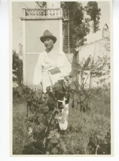 photographie d’André Gide, en peignoir blanc, dans un jardin, été 1922