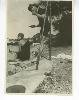 photographie d’André Gide et Élisabeth Van Rysselberghe, tout deux en maillot en train de manger, au bord d'une plage, été 1922