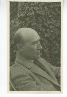 portrait photographique d’André Gide, en buste, de profil, aux décades de Pontigny, août 1922