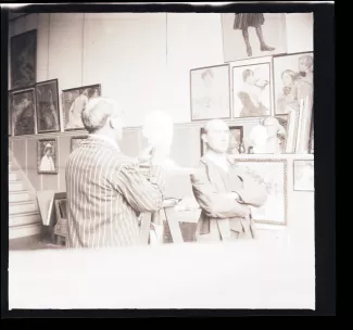 photographie d'André Gide posant pour un buste sculpté par Théo Van Rysselberghe, dans son atelier de la rue Claude-Lorrain