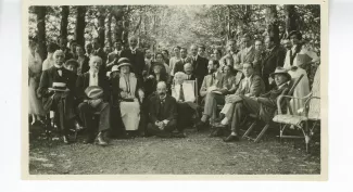 photographie-souvenir de groupe, avec, de gauche à droite, assis : Walter Berry, Paul Desjardins, Edith Wharton (chapeau clair), Jane Ellen Harrison, Charles du Bos, Maria Van Rysselberghe, Jean Schlumberger, Lytton Strachey (de profil), Mary Burns, Jacqu