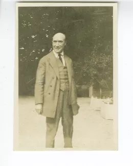 photographie d’André Gide, debout, souriant, août 1924