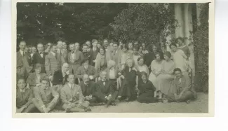 photographie-souvenir de groupe, où l'on reconnaît, assis par terre, de gauche à droite : Jean Tardieu (deuxième), Charles Du Bos (quatrième), André Maurois (sixième) ; assis sur des chaises, André Gide, la main sur la joue, Paul Desjardins (béret et barb