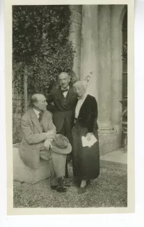 photographie d’André Gide, assis, André Maurois et Maria Van Rysselberghe, août 1924