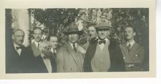 photographie de groupe où l'on reconnaît, de gauche à droite, au premier rang, André Maurois, Maria Van Rysselberghe et André Gide, et derrière, Pierre Viénot (premier à gauche), août 1924