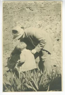 photographie d’André Gide et Catherine Gide enfant, à la Bastide Franco, mars 1925