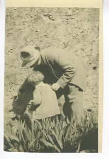 photographie d’André Gide et Catherine Gide enfant, à la Bastide Franco, mars 1925