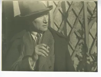 portrait photographique d’André Gide, avec chapeau, de 3/4 droit, fumant, La Bastide Franco, février 1925