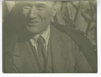 portrait photographique d’André Gide, de face, souriant, La Bastide Franco, février 1925