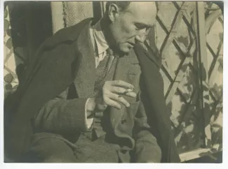 portrait photographique d’André Gide, de profil, la tête penchée, fumant, La Bastide Franco, février 1925