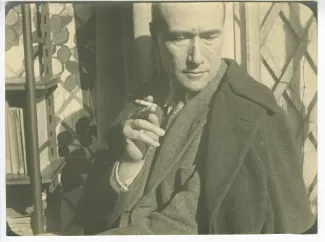 portrait photographique d’André Gide, de face, la tête penchée, fumant, La Bastide Franco, février 1925