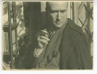 portrait photographique d’André Gide, de face, la tête penchée, fumant, La Bastide Franco, février 1925
