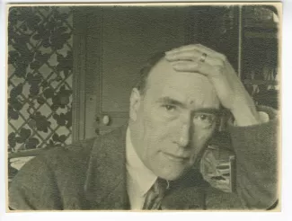 portrait photographique d’André Gide, de face, main gauche sur le front, La Bastide Franco, février 1925