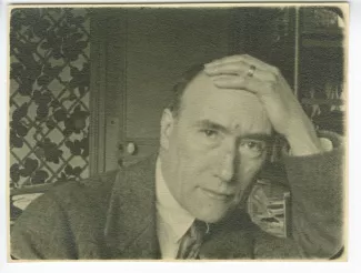 portrait photographique d’André Gide, de face, main gauche sur le front, La Bastide Franco, février 1925