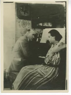 photographie d’André Gide, jouant au piano, et la pianiste Youra Guller, épouse de Jacques Schiffrin, août 1926