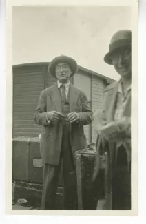 photographie d’André Gide, avec chapeau, devant un wagon, et Marguerite Glotz, une élève de Paul Desjardins, à la gare de Pontigny, août 1926