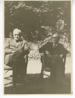 photographie d’André Gide et Léopold Chauveau (à droite), assis dehors