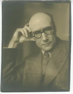 portrait photographique d’André Gide, avec lunettes, de face et main droite sur la tempe