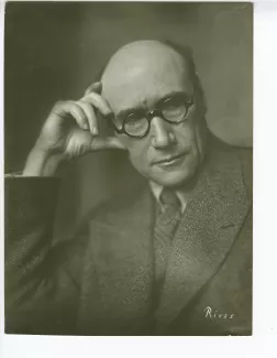portrait photographique d’André Gide, avec lunettes, de face et la main droite sur la tempe