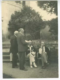 photographie montrant, de gauche à droite, Léon Brunschvicg [?], de dos, Paul Desjardins, tenant un livre, François Mauriac et André Gide, fumant, août 1929