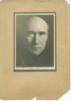 portrait photographique en gros plan d’André Gide, de face, visage seul