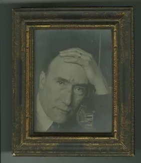 portrait photographique d’André Gide, de face, main gauche sur le front, février 1925