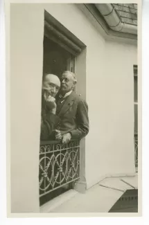 photographie d’André Gide et Edmund Gosse sur un balcon de l'Hôtel de Bourgogne, 1er mai 1928