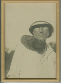 portrait photographique d’André Gide, portant un casque colonial, avec le petit primate baptisé Dindiki