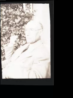portrait photographique d'André Gide, de 3/4 gauche, fumant, mai 1930