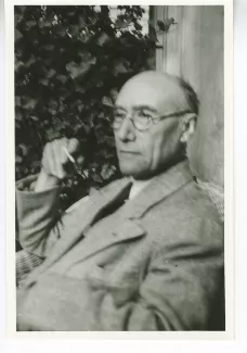 portrait photographique d'André Gide, de 3/4 gauche, fumant, mai 1930