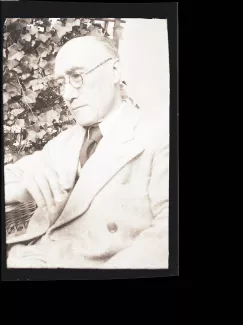 portrait photographique d'André Gide, de 3/4 gauche, tête baissée, fumant, mai 1930