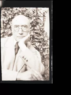 portrait photographique d'André Gide, de face, main gauche sous le menton, mai 1930