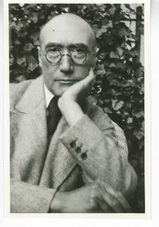 portrait photographique d'André Gide, de face, main gauche sous le menton, mai 1930