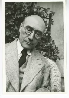 portrait photographique d'André Gide, de face, tête inclinée et yeux baissés, mai 1930