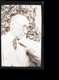 portrait photographique d'André Gide, de profil, main gauche sur le menton, mai 1930