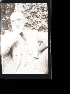 portrait photographique d'André Gide, de face, la main droite posée sur la joue, mai 1930