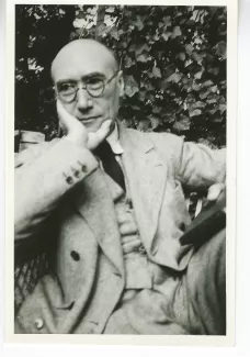 portrait photographique d'André Gide, de face, la main droite posée sur la joue, mai 1930