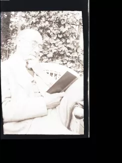 portrait photographique d'André Gide, de ¾ droit, lisant, la main gauche sur le menton, mai 1930