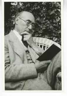 portrait photographique d'André Gide, de ¾ droit, lisant, la main gauche sur le menton, mai 1930