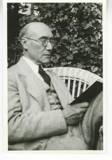 portrait photographique d'André Gide, de ¾ droit, lisant, mai 1930