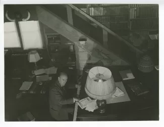 portrait photographique d’André Gide, à son piano, la tête tournée à droite, vue en plongée, au Vaneau