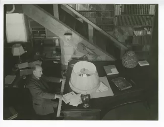 portrait photographique d’André Gide, à son piano, vue en plongée, au Vaneau